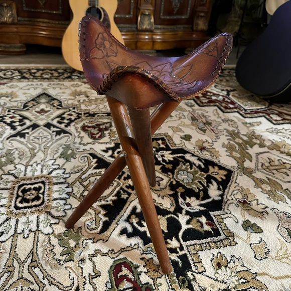 Leather Folding ‘Horse Saddle Style’ 3 Leg Stool - Picture 8 of 9